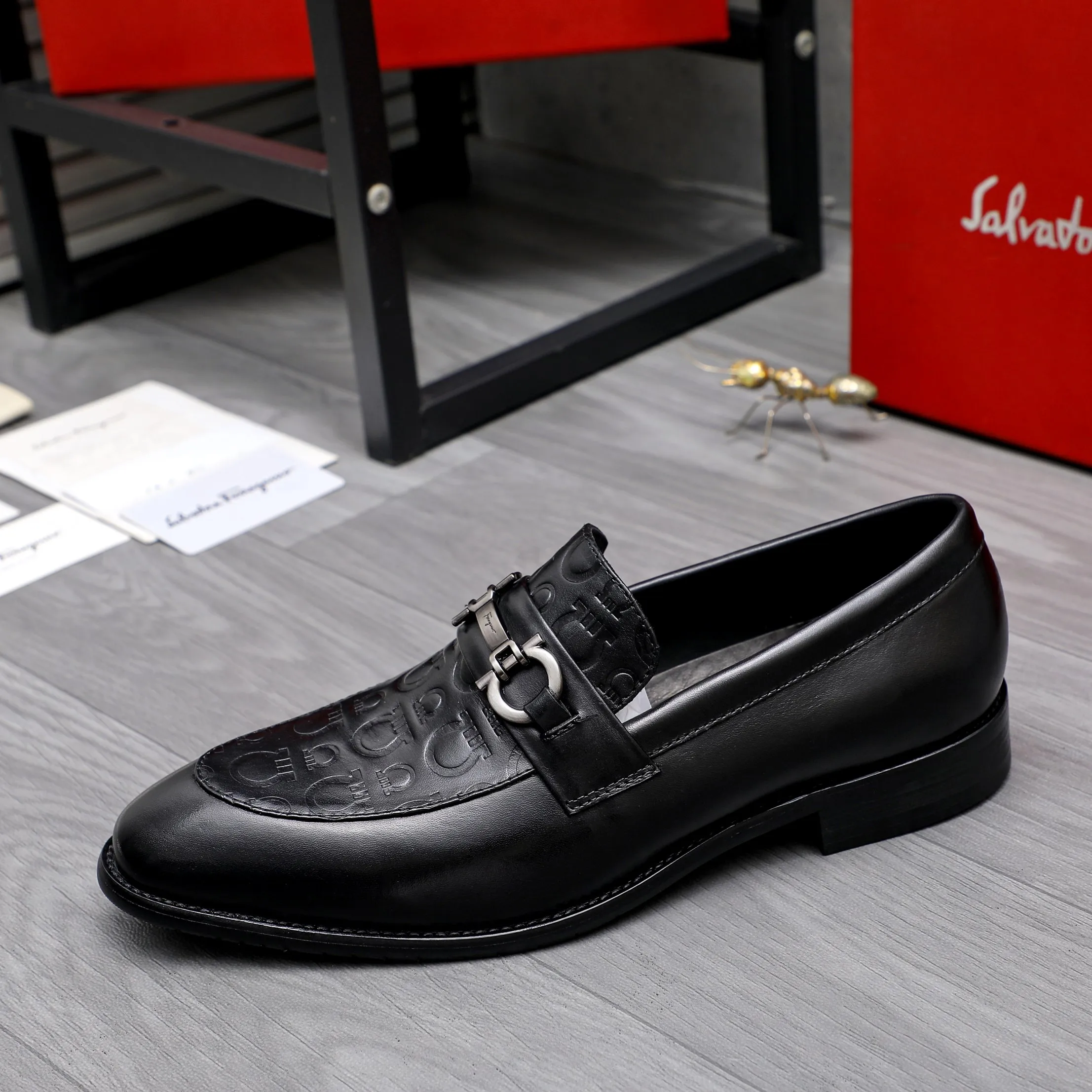 Men's shoes 💰480 Product trademark: Ferragamo " Ferragamo ] Business slip-on leather shoes Regular size: 39-44 Product materials: Selected high-quality embossed cowhide upper, cowhide lining, original outsole